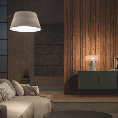 Hue Hvid Smart LED-pære E27 1100 lm i gulvlampe ved beige sofa med mønstret pude, mørkt skab og pink bordlampe.