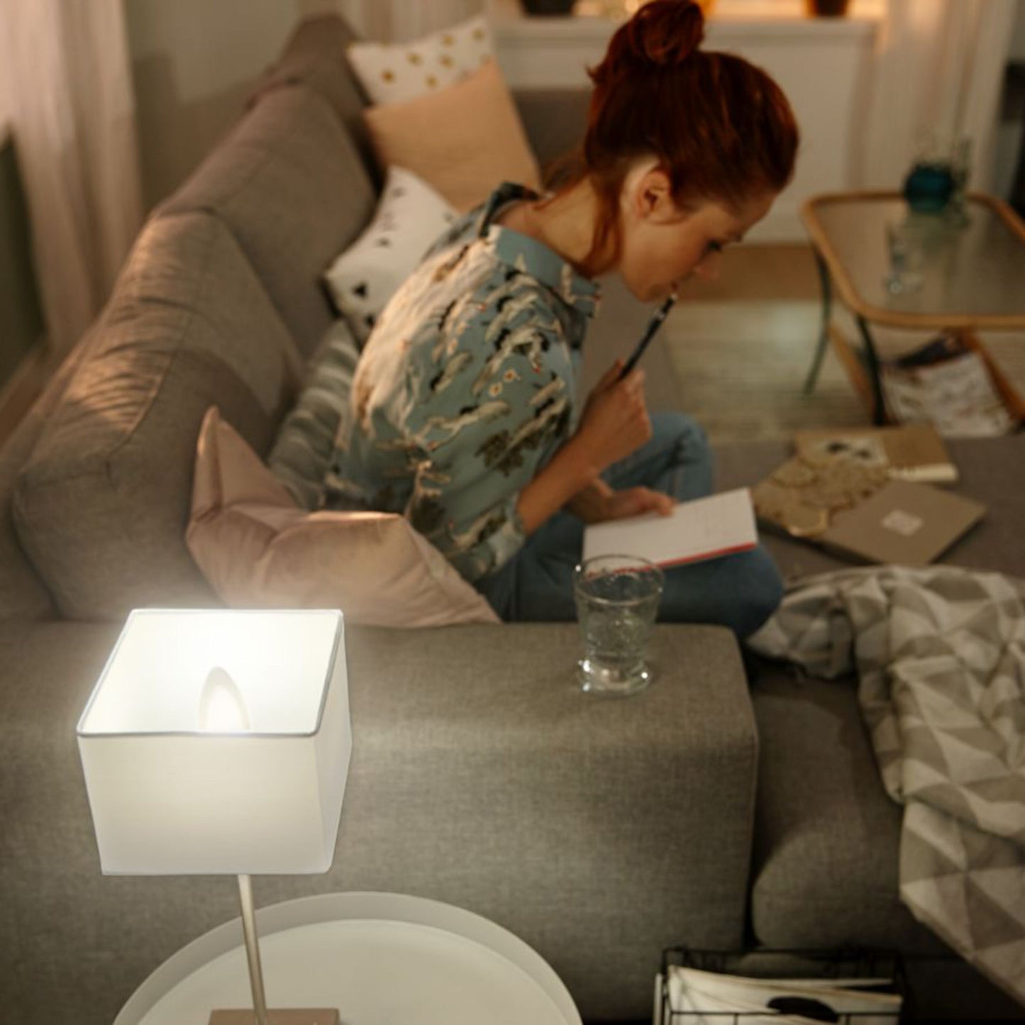 Philips Hue Hvid Smart LED-pære E14 470 lm 2-pak dæmpbart varmt hvidt lys i gråt stuemiljø.