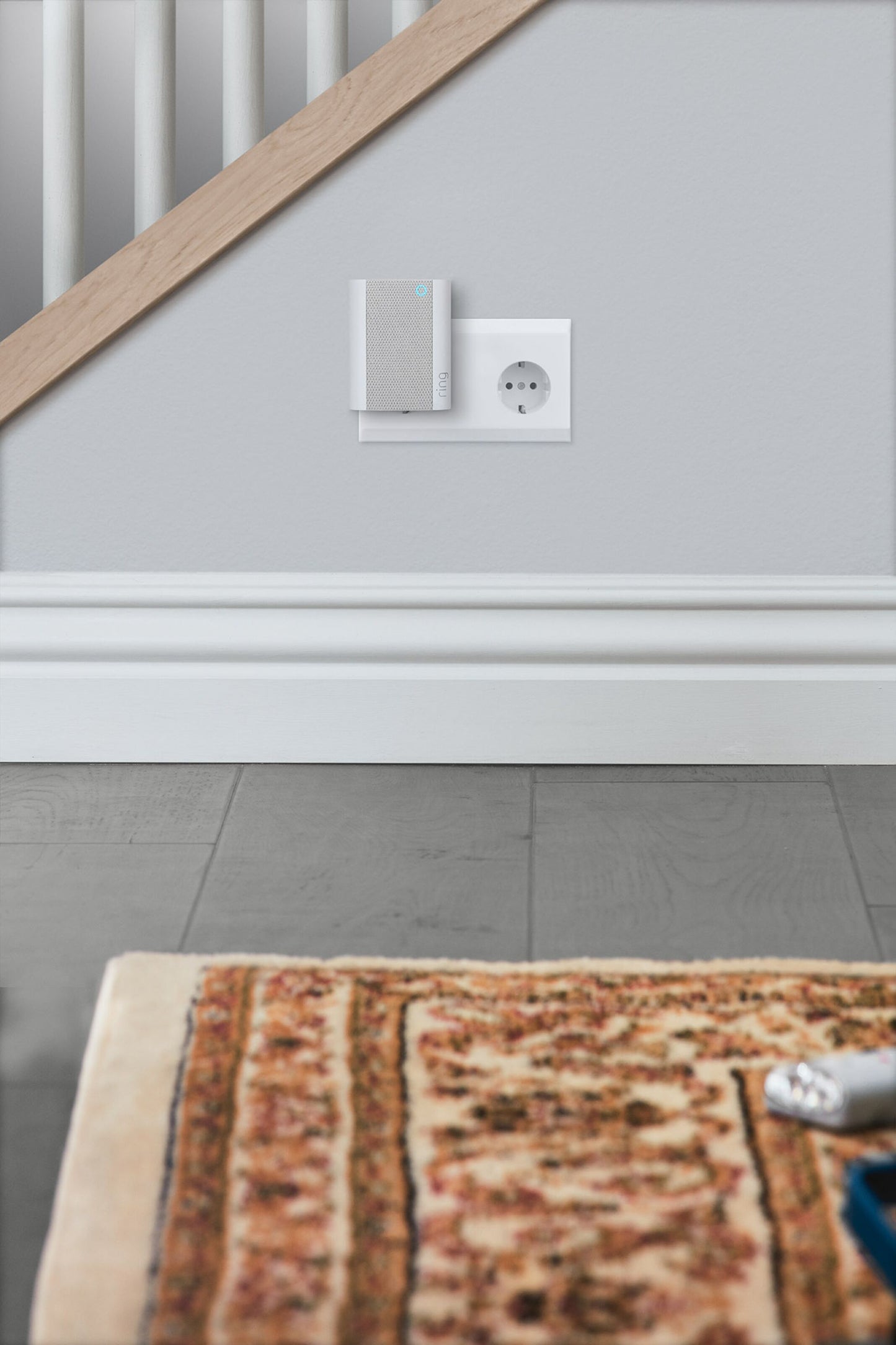 Ring Klokke Gen.2 smart dørklokke til stikkontakt ved indgangstrappe, hvid model plug-in.