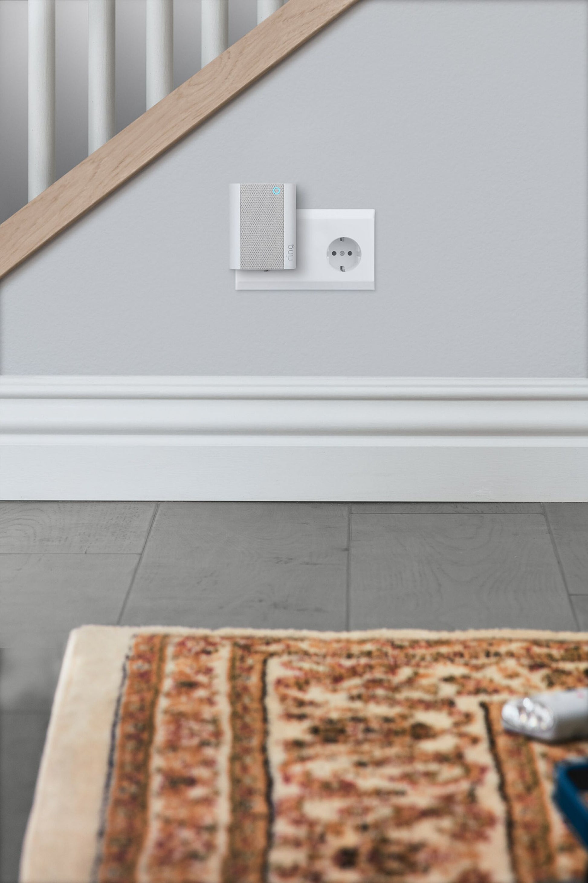 Ring Klokke Gen.2 smart dørklokke til stikkontakt ved indgangstrappe, hvid model plug-in.