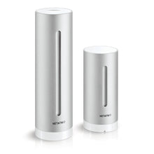 Netatmo Vejrstation Smart vejrstation, til sølvfarvede enheder med hvide baser, den ene højere end den anden.
