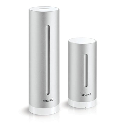 Netatmo Vejrstation Smart vejrstation, til sølvfarvede enheder med hvide baser, den ene højere end den anden.