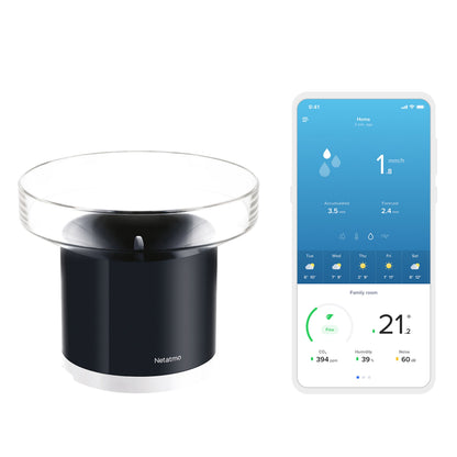 Netatmo vejrstation sort/sølv med Netatmo Regnsensor ved siden af smartphone med data for regn, vind, temp., CO2, fugt, støj.