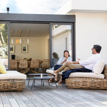 Netatmo Anemometer vindmåler til Netatmo vejrstation ses gennem glasdør i lys moderne spiseområde med rattan stole.