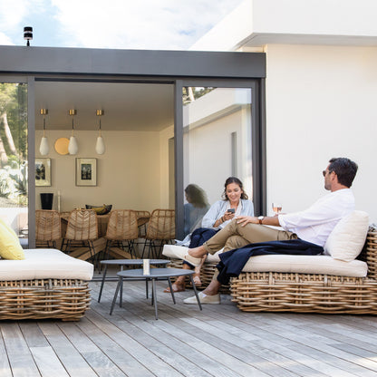 Netatmo Anemometer vindmåler til Netatmo vejrstation ses gennem glasdør i lys moderne spiseområde med rattan stole.