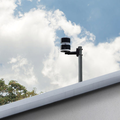 Netatmo Anemometer vindmåler til Netatmo vejrstation monteret på metalstang over hvidt tag, blå himmel i baggrunden.