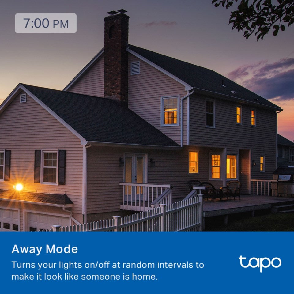 TP-Link Tapo Smart RGB LED-pære E27 lyser hus op indendørs, Away Mode aktiv, kl. 19:00 tekst, TP-Link logo synligt.