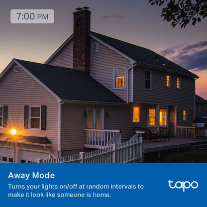 TP-Link Tapo Smart RGB LED-pære E27 lyser hus op indendørs, Away Mode aktiv, kl. 19:00 tekst, TP-Link logo synligt.