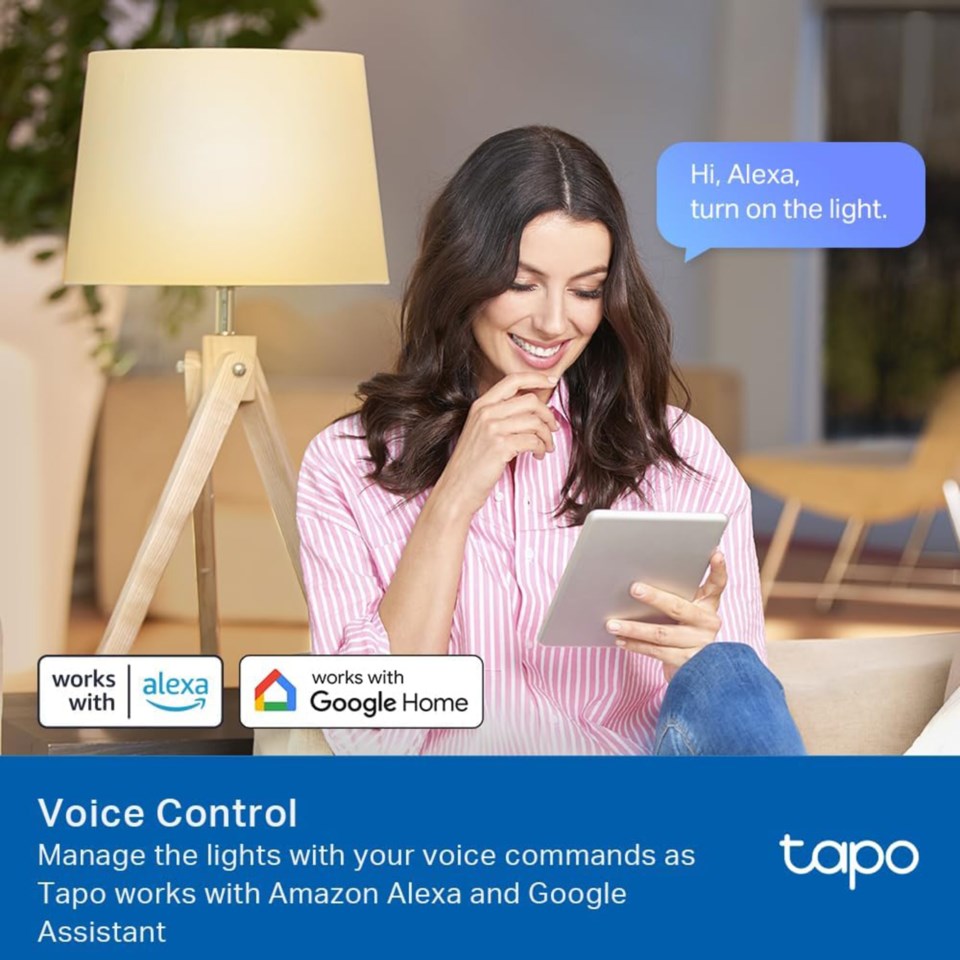 Tapo Smart Wi-Fi LED-pære aktiveret med stemmestyring, Alexa og Google Home logoer, tablet i brug.
