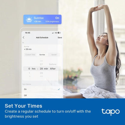 Tapo Smart WiFi LED-pære vises i TP-Link app med lysstyrkeplan, smartphone synlig.