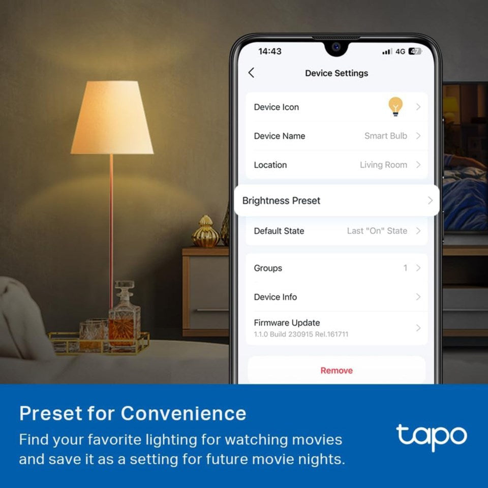 TP-Link Tapo Smart wifi LED-pære app med indstillinger for enhedens navn, placering og lysstyrke, moderne lampe i baggrunden.