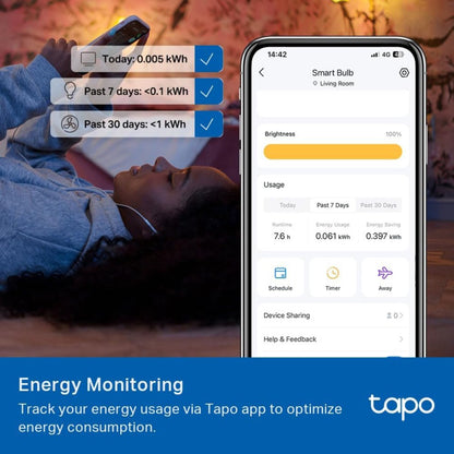 TP-Link Tapo Smart WiFi LED-pære vises med energistatistik på smartphone, funktion til smart belysning og energiovervågning.
