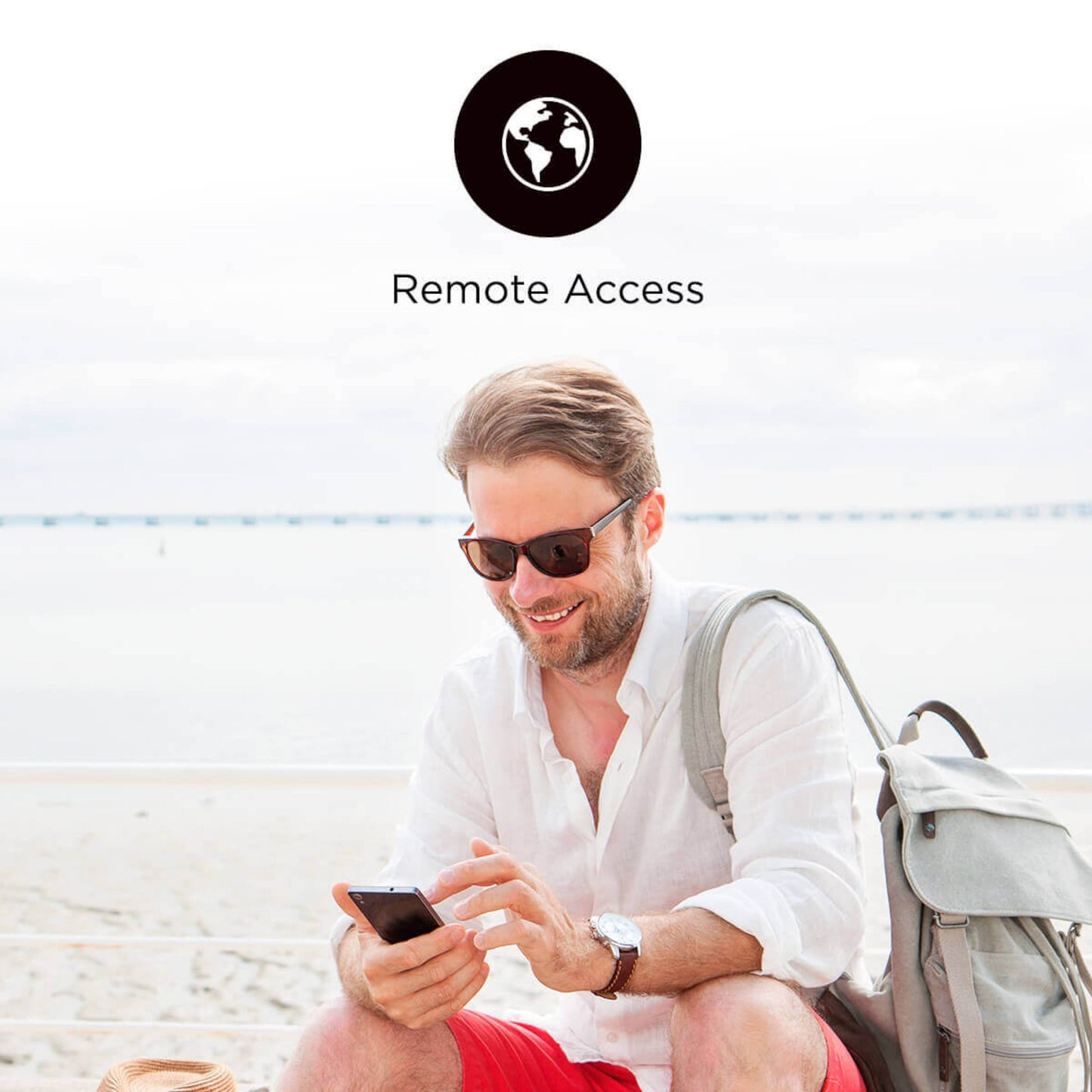 Ismartgate Lidt garageportåbner til en port, remote access-logo, mand bruger mobil ved strand.