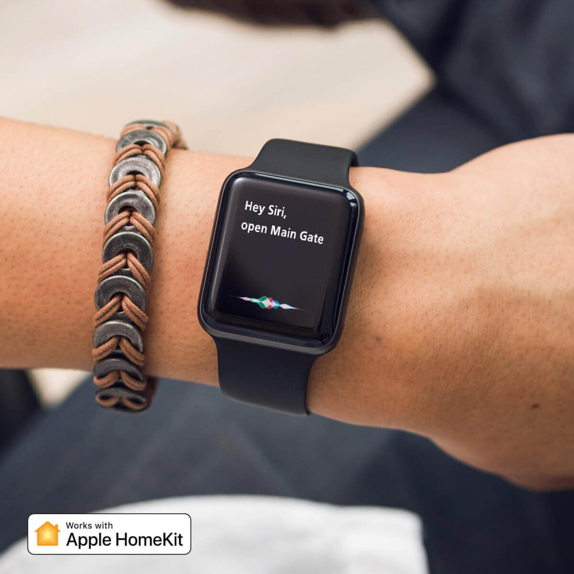 Sort smartwatch bruges til at stemmestyre Ismartgate Lidt garageportåbner, Apple HomeKit-logo viser kompatibilitet.