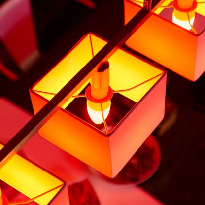 Philips Hue Color Ambiance Smart LED-pære E14 470 lm 2-pak, tændt med varm gul-orange lyseffekt.