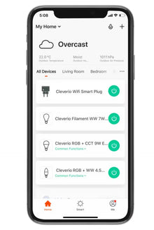 Smart Life-app på smartphone med visning af vejr, temperatur, lufttryk og Cleverio Smart Plug WiFi 10A med tænd/sluk-knap.
