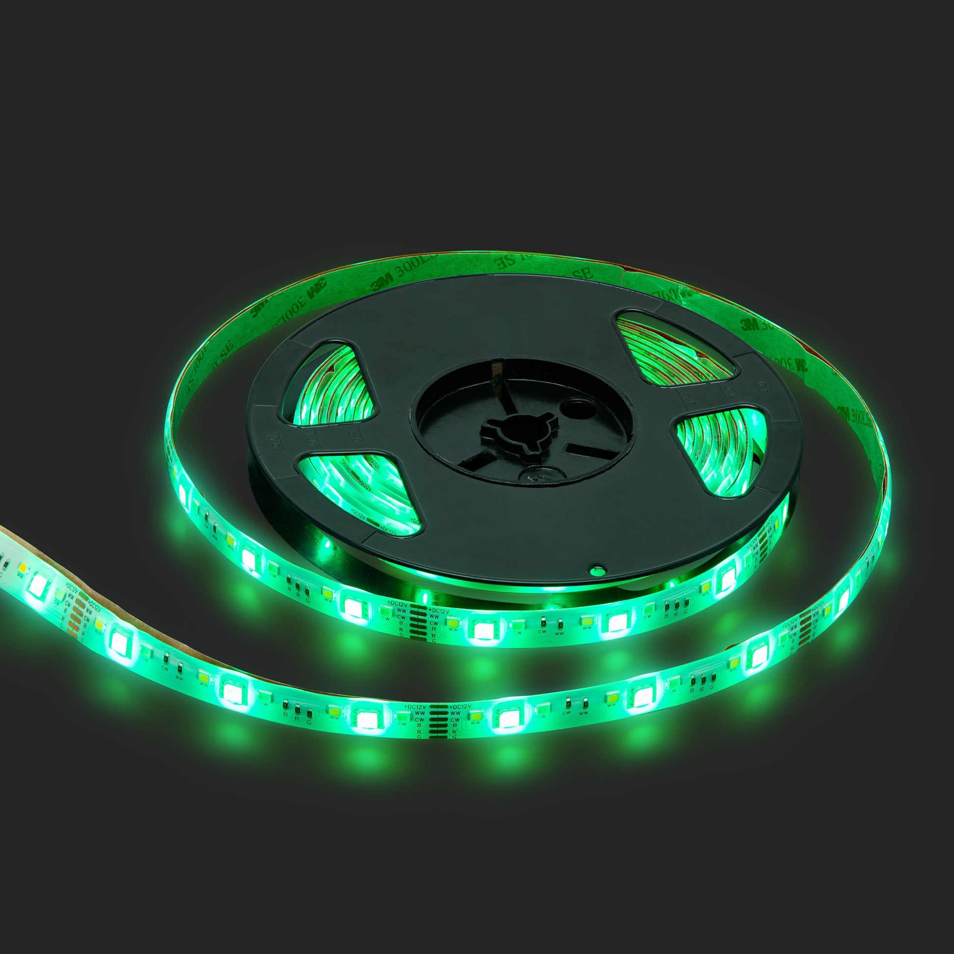 Cleverio Smart LED-strip med wifi 5 m, lyser grønt, delvist rullet ud mod mørk baggrund.
