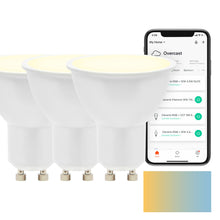 Cleverio Smart GU10 LED-pærer 400 lm 3-pak foran smartphone med lysstyrings-app, gul og blå baggrundseffekt.