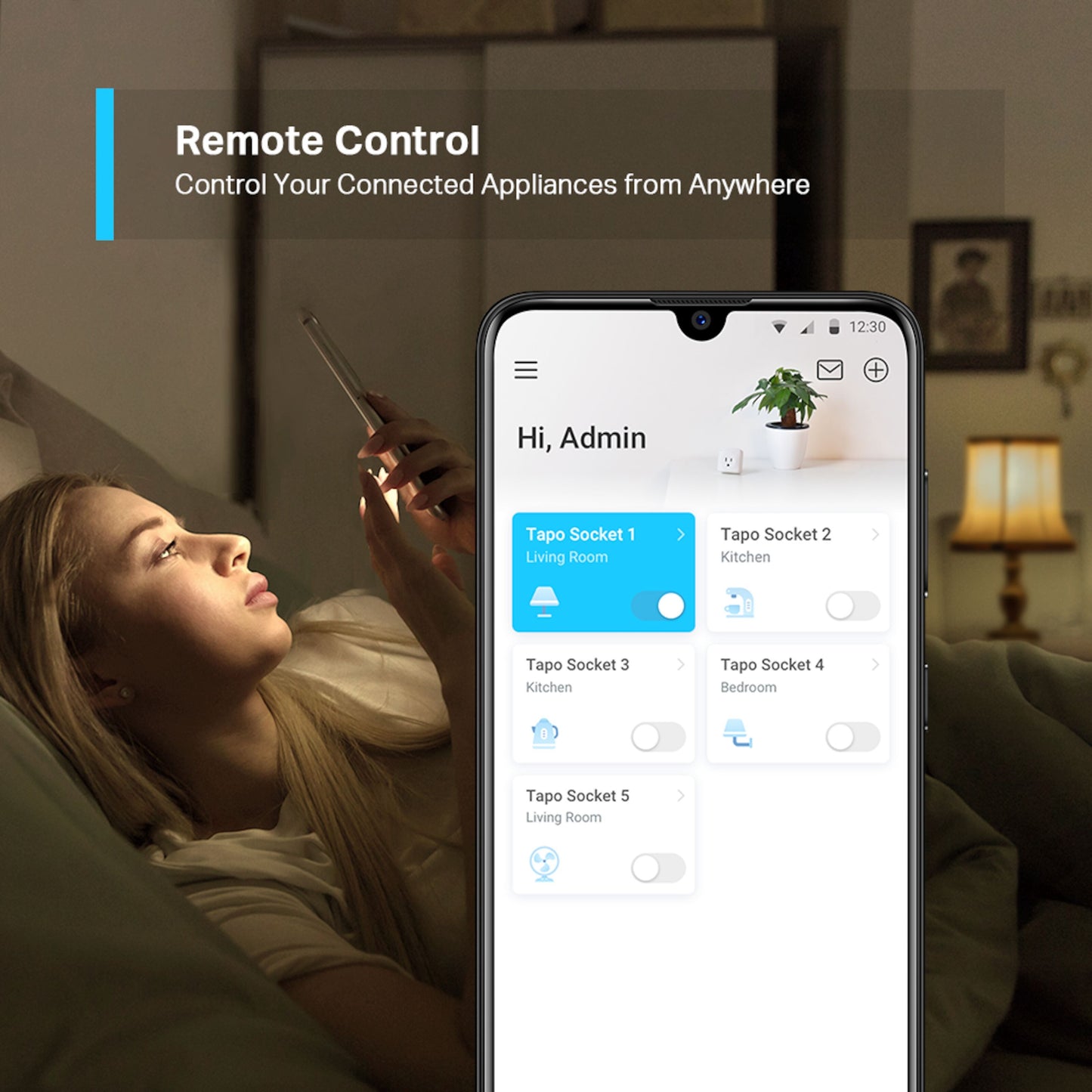 Tp-Link Tapo Mini Smart Wifi Fjernbetjeningskontakt 4-pak stikkontakter styres via app, smartphone i fokus, lampe og fototaske.