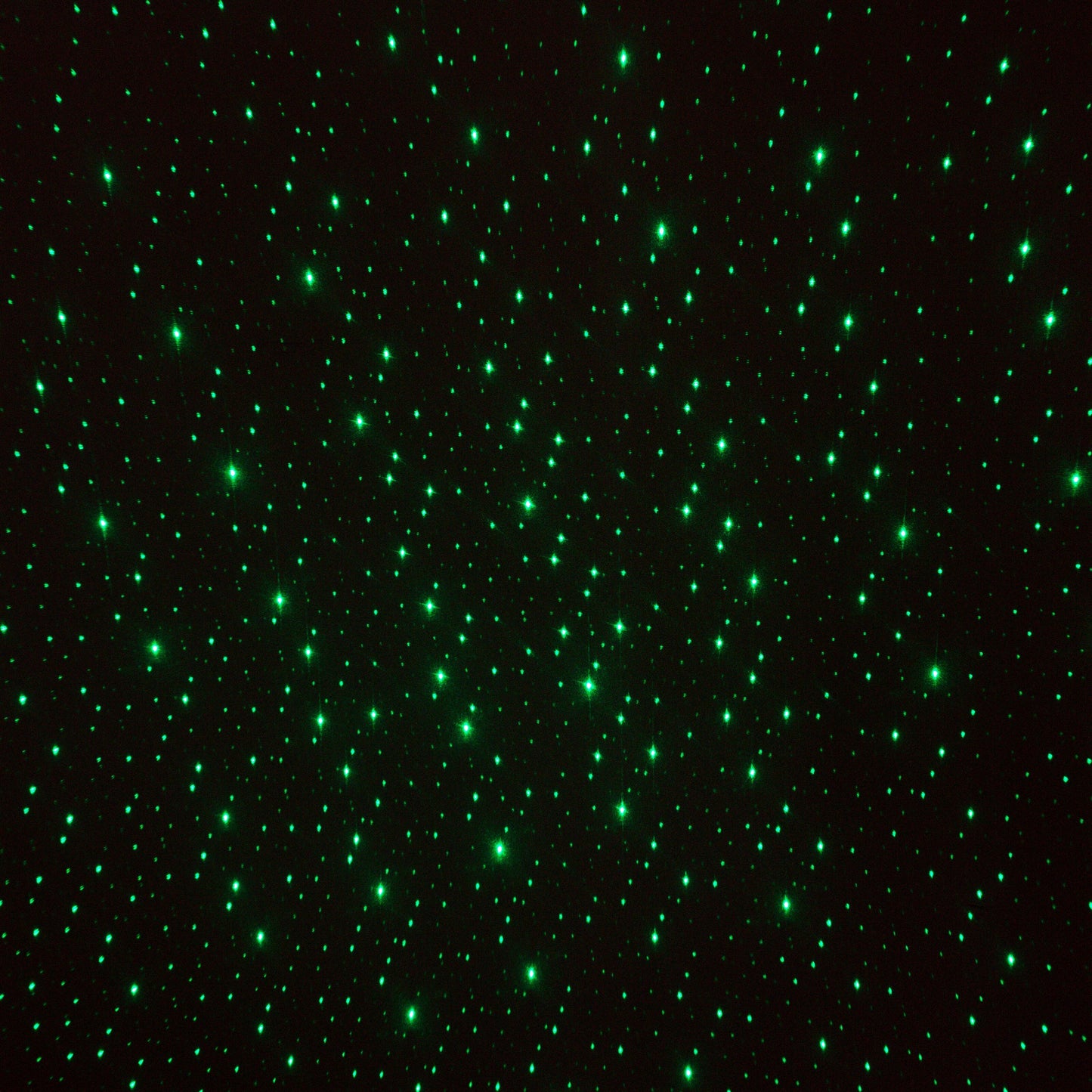 Cleverio Smart Galaxy natlampe med små grønne prikker på mørk baggrund.