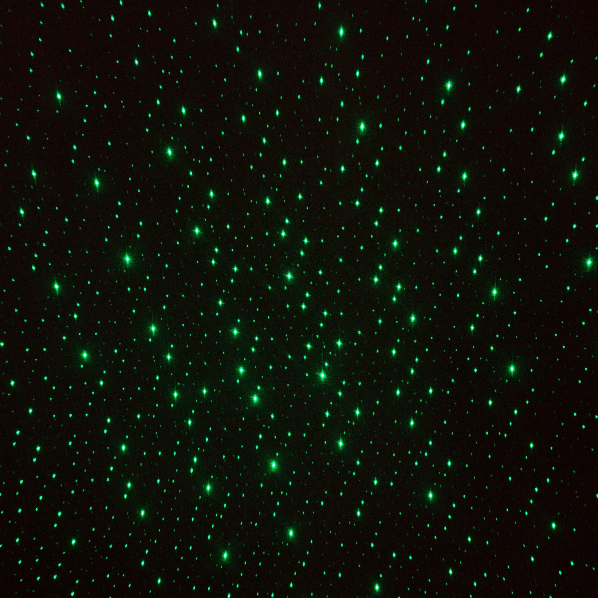 Cleverio Smart Galaxy natlampe med små grønne prikker på mørk baggrund.