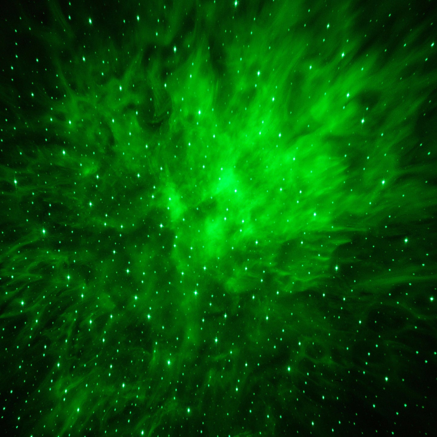 Cleverio Smart Galaxy natlampe med lysegrønne lys og tågede hvirvler i stjerne-tåge-effekt på mørk baggrund.