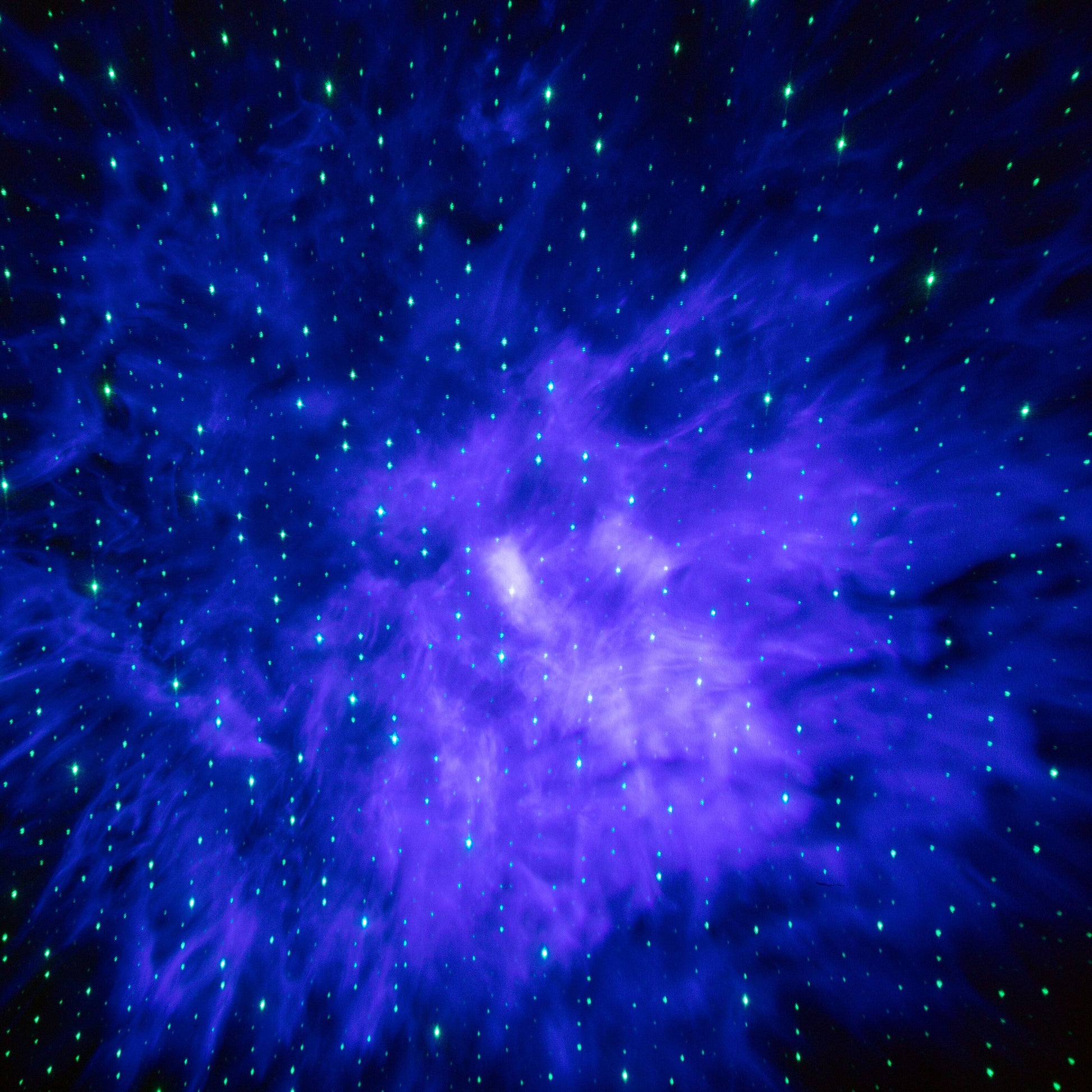 Cleverio Smart Galaxy natlampe med blå-lilla nebula og grønne/blå stjerner, app-styret belysning, galaxy-effekt.
