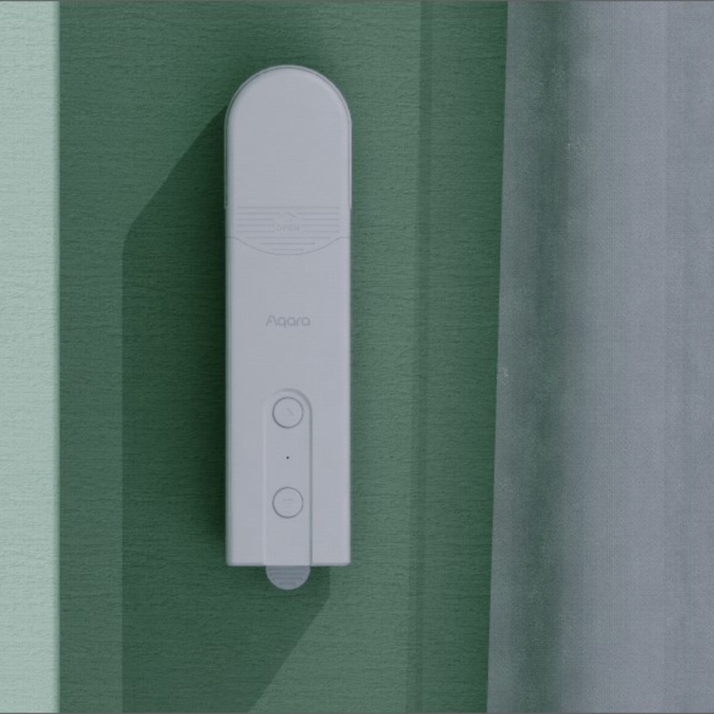Aqara Rullegardin Driver E1 gardinkontrol monteret på grøn væg ved siden af let gennemsigtigt gardin.