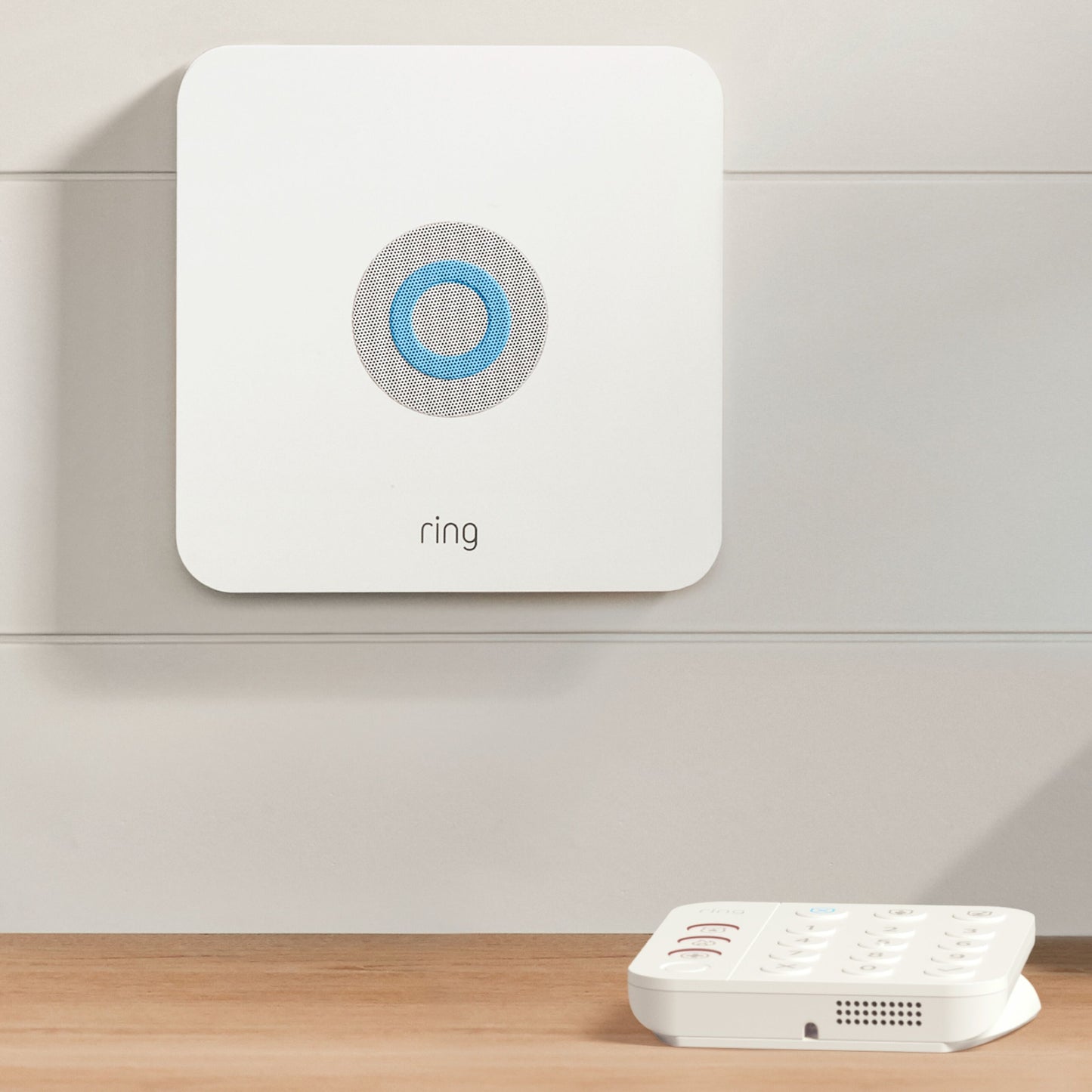 Ring Alarm 2. gen alarmsystem hvid, vægmonteret med matchende tastatur under, kompatibel med Z-Wave smart home.
