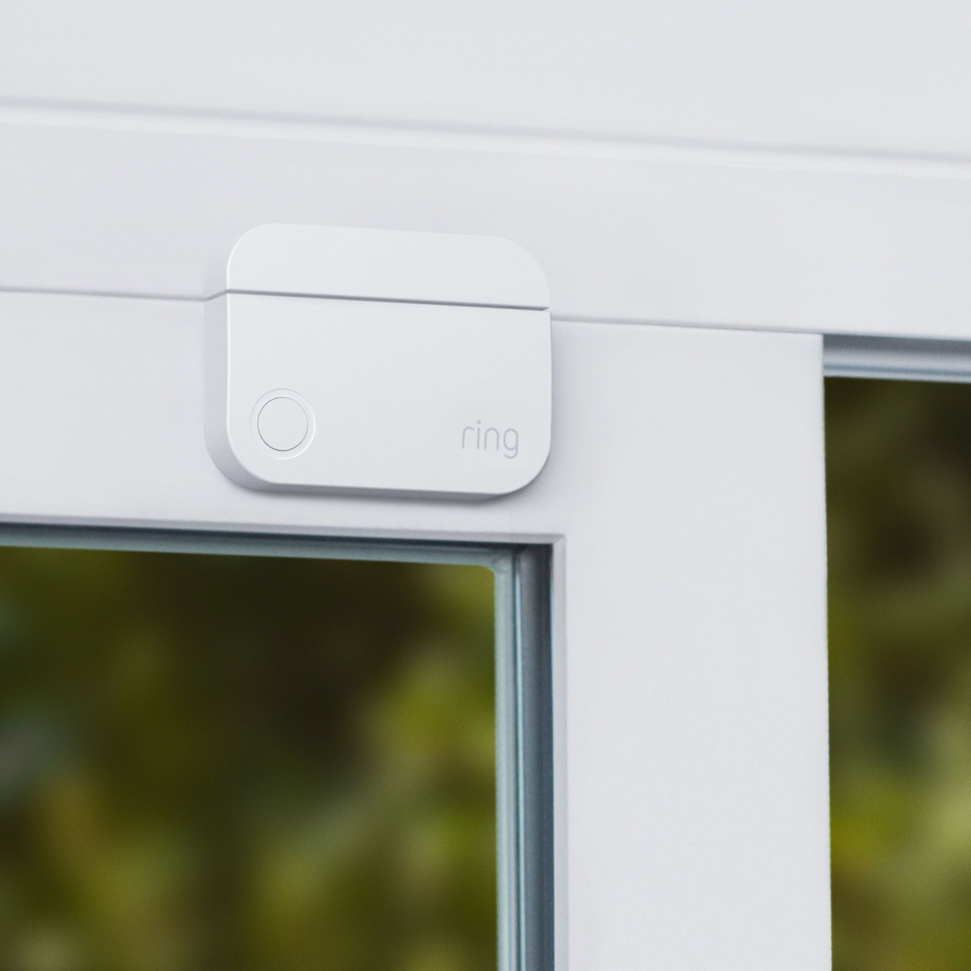 Ring Alarm 2. gen kontaktsensor monteret på vindue som del af Z-Wave alarmsystem, viser integration med basestation.
