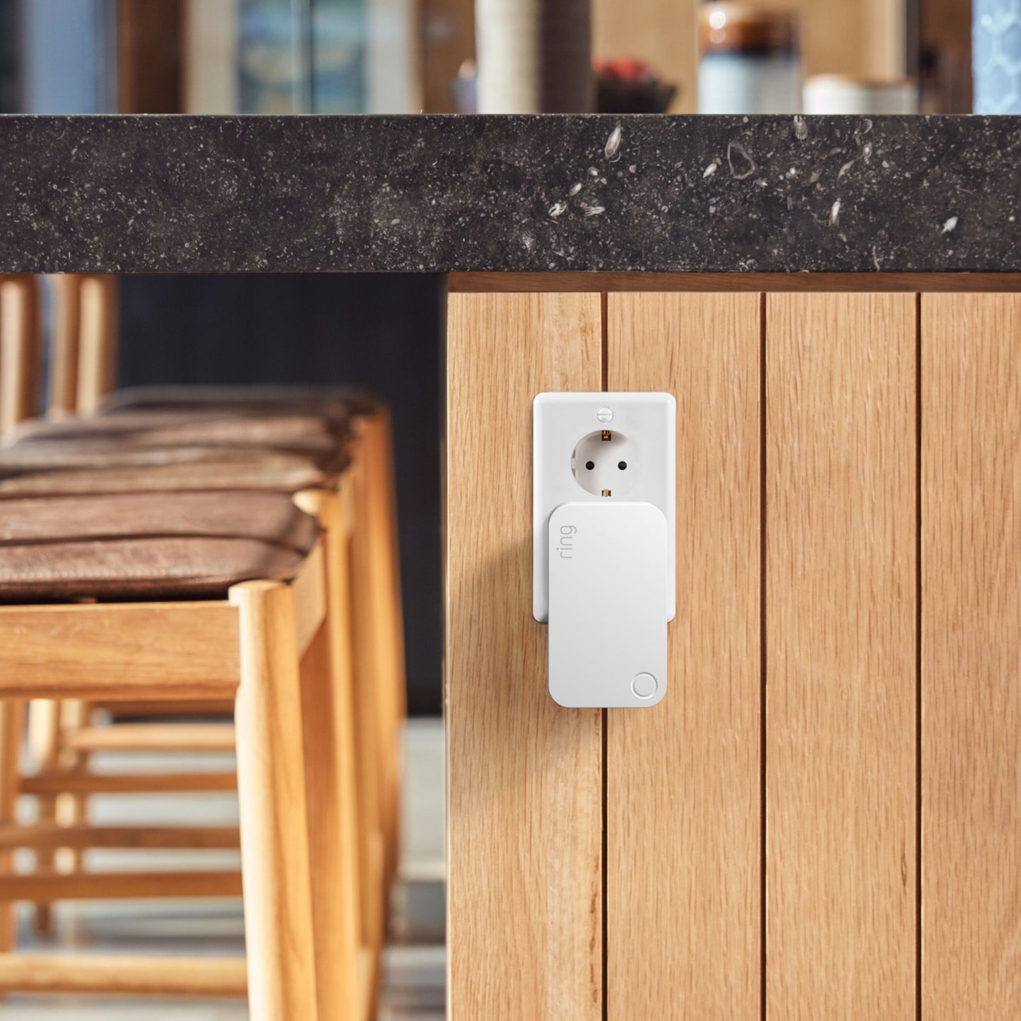 Ring smart plug hvid, kompatibel med Ring Alarm (2. gen) og Z-Wave, tilsluttet stikkontakt i træskab.