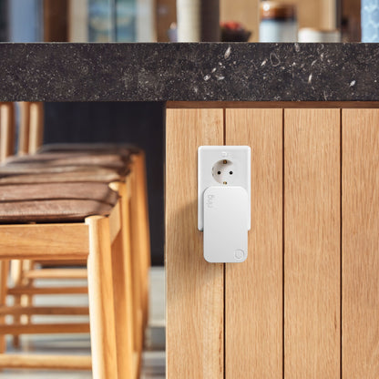 Ring smart plug hvid, kompatibel med Ring Alarm (2. gen) og Z-Wave, tilsluttet stikkontakt i træskab.