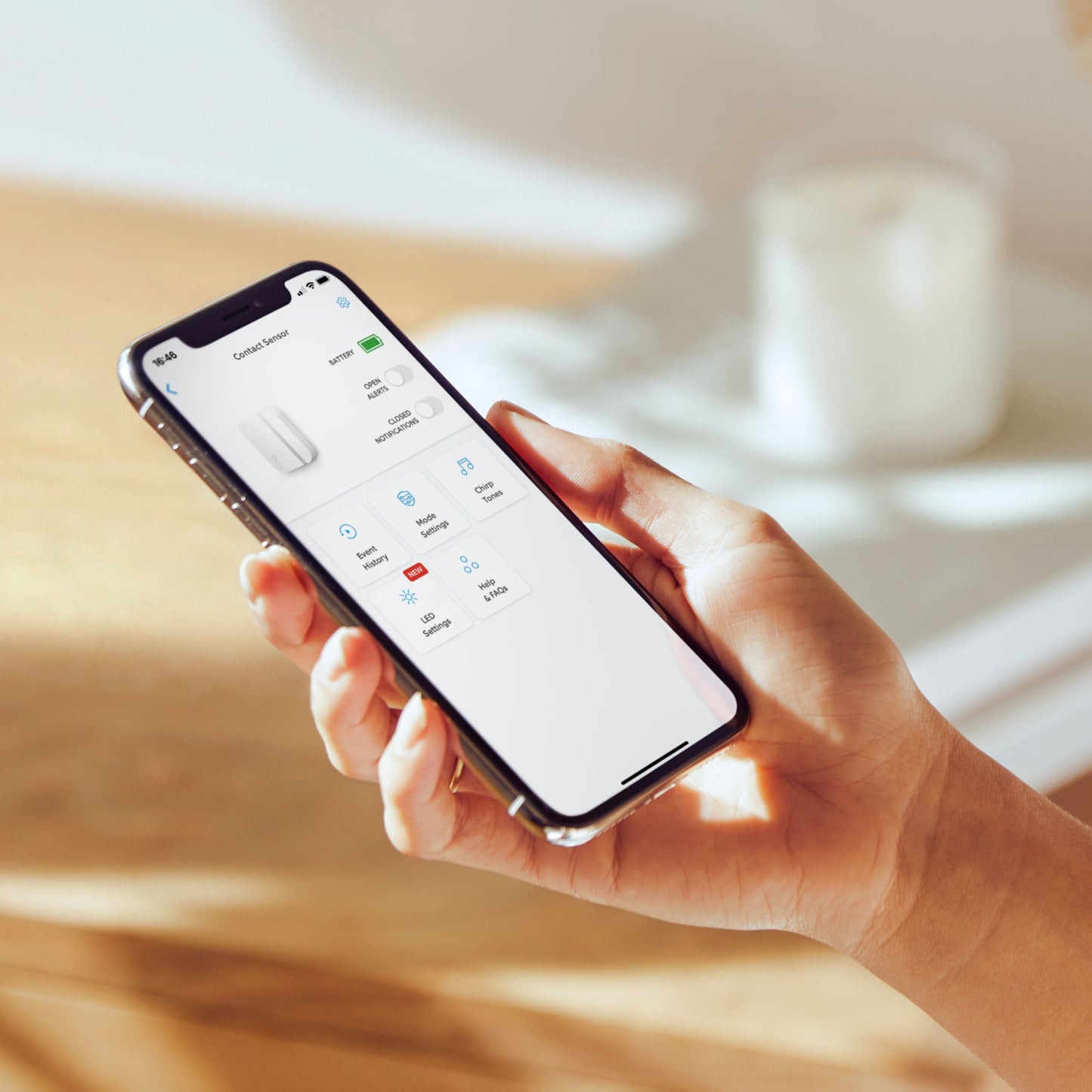 Ring Alarm 2. gen app vises på smartphone med kontroller for lys, stik og sensorer, interface tydeligt på skærmen.