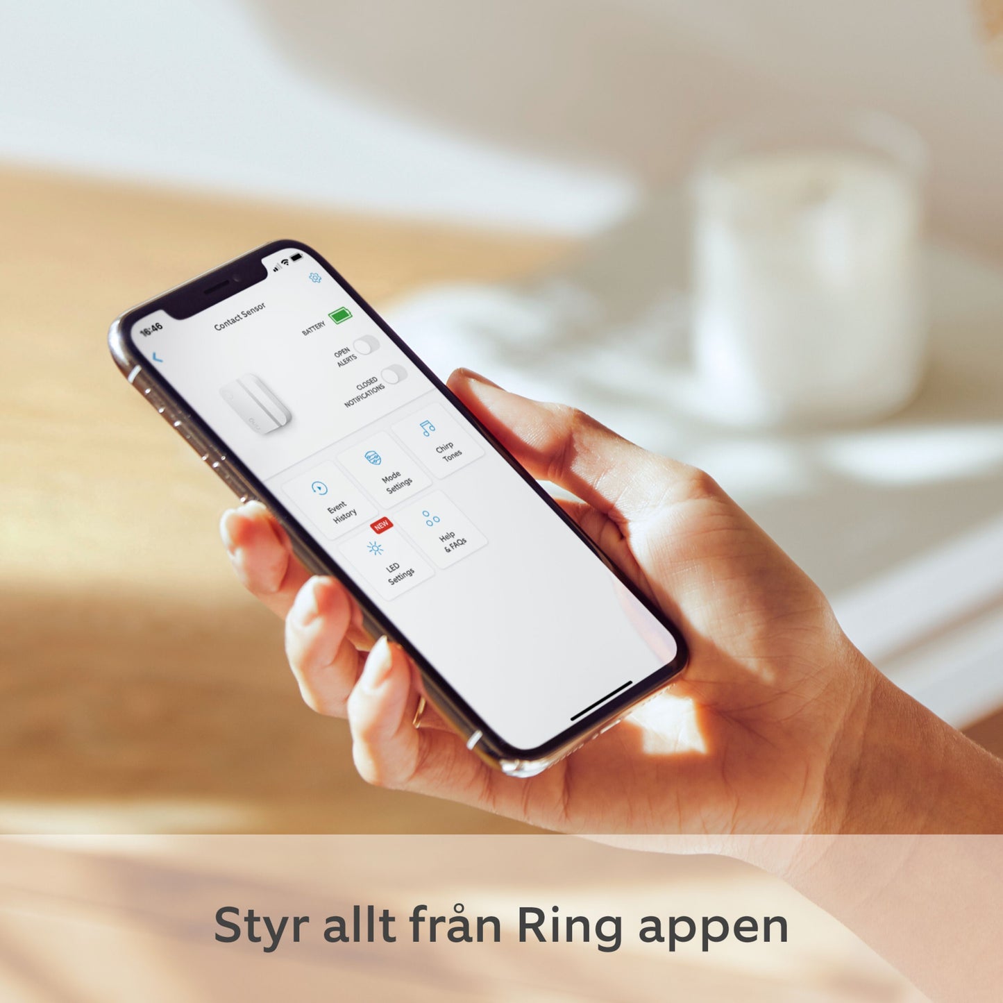 Ring Alarm 2. generations alarmsystem, smartphone med Ring app viser svensk tekst "Styr allt från Ring appen", Z-Wave integration.