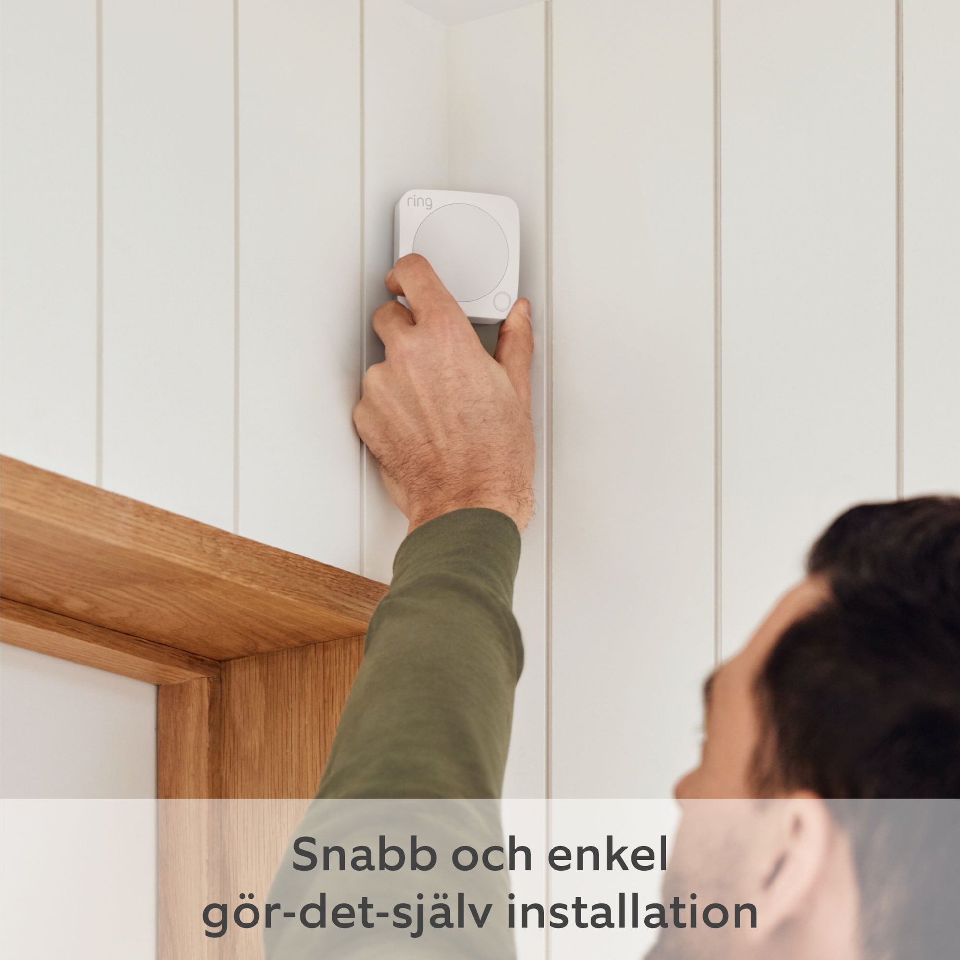 Ring Alarm 2. gen sensor monteret højt på hvid væg over trædørkarm, svensk tekst: Snabb och enkel gör-det-själv installation.