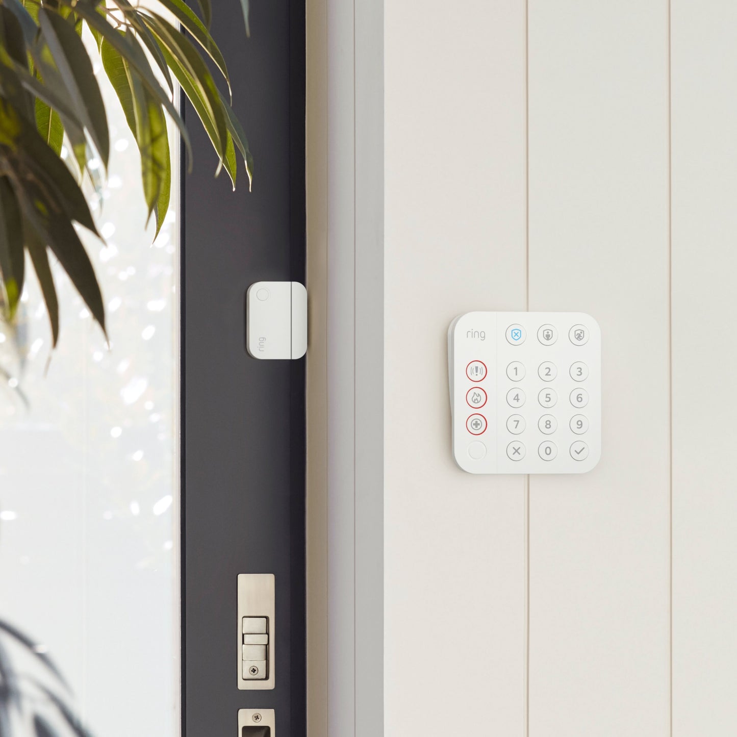 Ring Alarm tastatur og smart dørlås ved dør, tastatur med tal og symboler til alarmsystem, indbygget sirene.