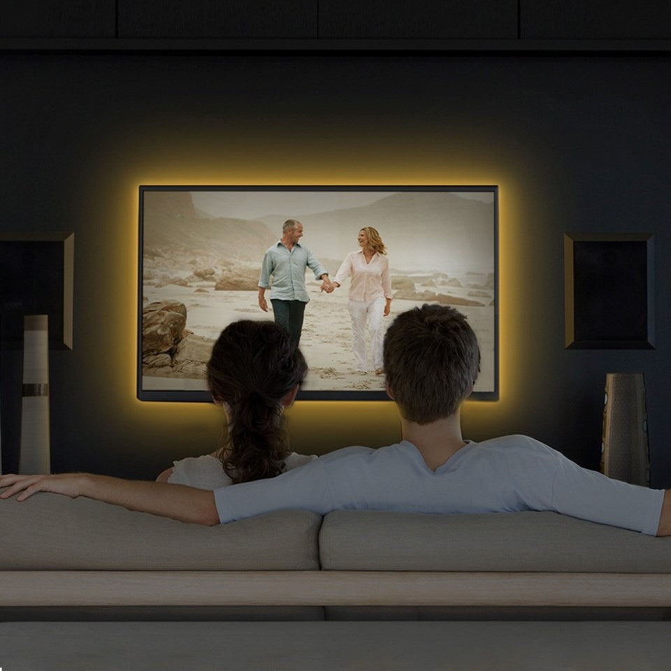 Tapo Smart Light Strip RGB 5 m lyser og stue op med justérbart flerfarvet lys under TV-kigning.