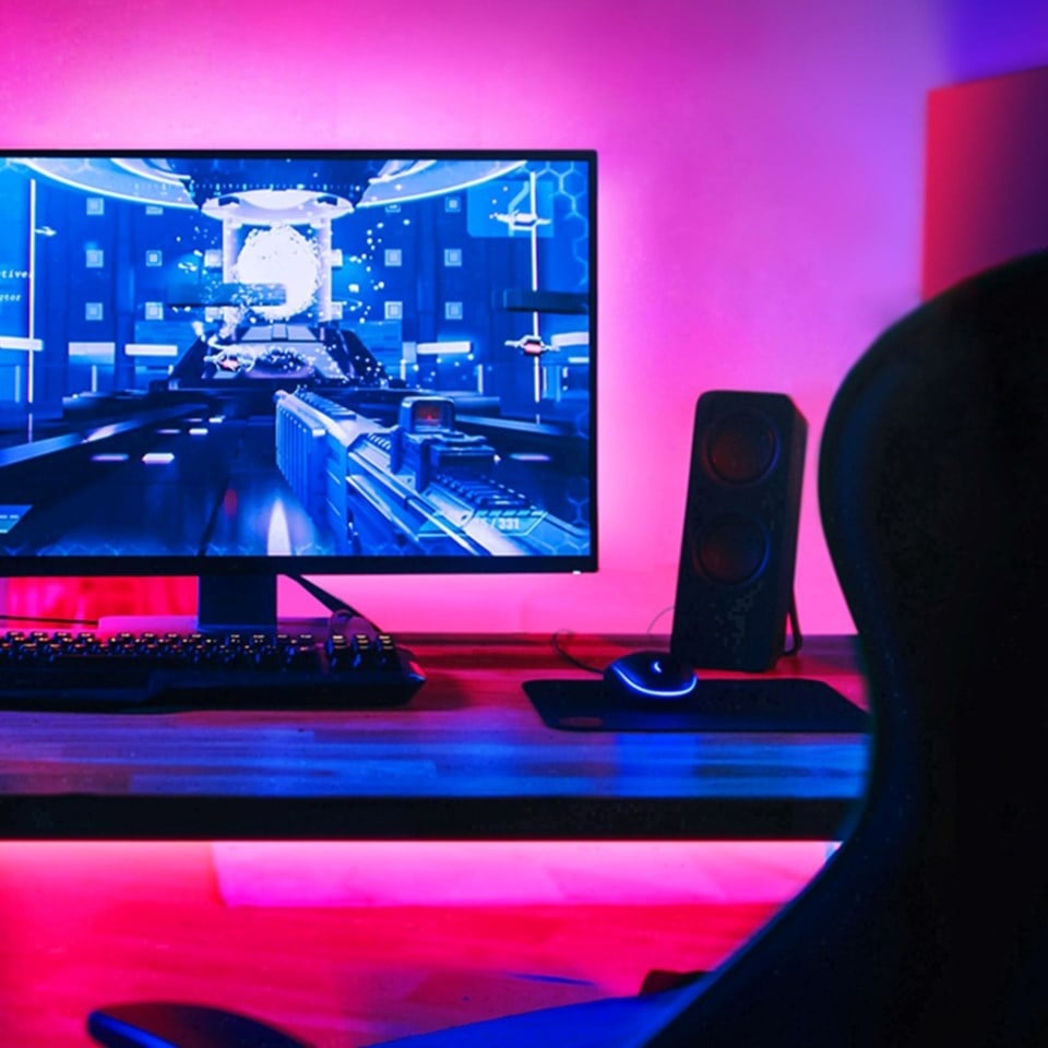 TP-Link Tapo Smart Light Strip RGB 5 m, justerbar farvetemperatur, RGB-belysning monteret bag computerskærm.