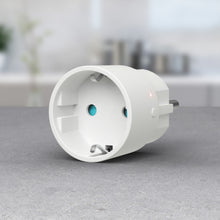 Plejd SPR-01 Smart stik on/off hvid med LED-indikator, to runde stik, Google Home kompatibel på grå bordplade.