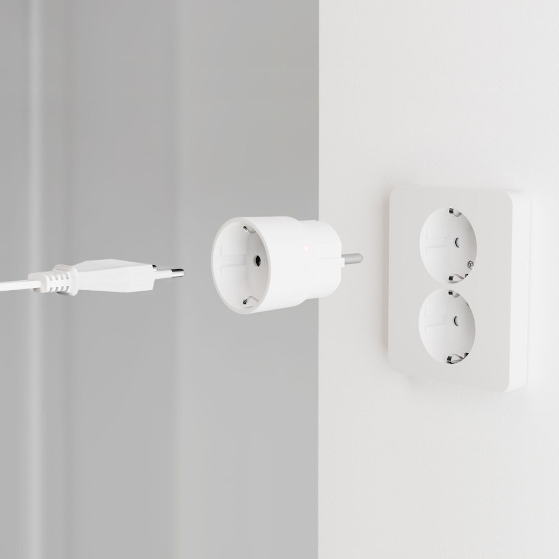Plejd SPR-01 smart stik on/off hvid med USB-kabel ved dobbelt vægudtag, Google Home og trådløs styring vises.