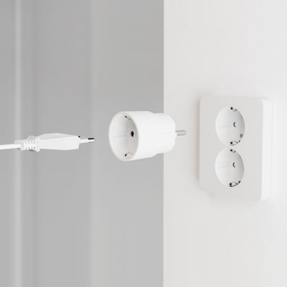 Plejd SPR-01 smart stik on/off hvid med USB-kabel ved dobbelt vægudtag, Google Home og trådløs styring vises.