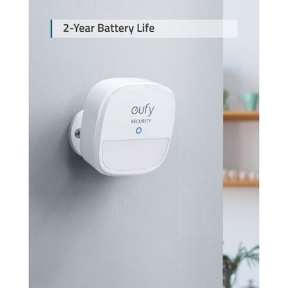Eufy sikkerhedsbevægelsessensor hvid monteret på grå væg, tekst "2-Year Battery Life" synlig øverst, pet detection.