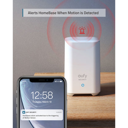 Eufy Sikkerhedsbevægelsessensor viser notifikation på smartphone, hvid Eufy HomeBase med røde alarmer, træbaggrund.