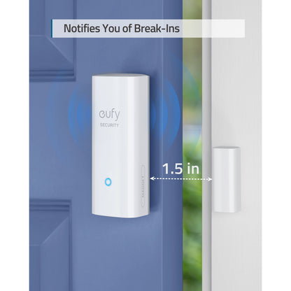 Eufy dør- og vinduessensor monteret på blå dør, sensor 1,5 cm fra karm, tekst "Notifies You of Break-Ins" over sensoren.