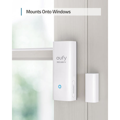 Eufy sikkerhedsdør- og vinduessensor, hvid, monteret på lys vinduesramme med lille magnetisk sensor, tekst: Monteres på vinduer.