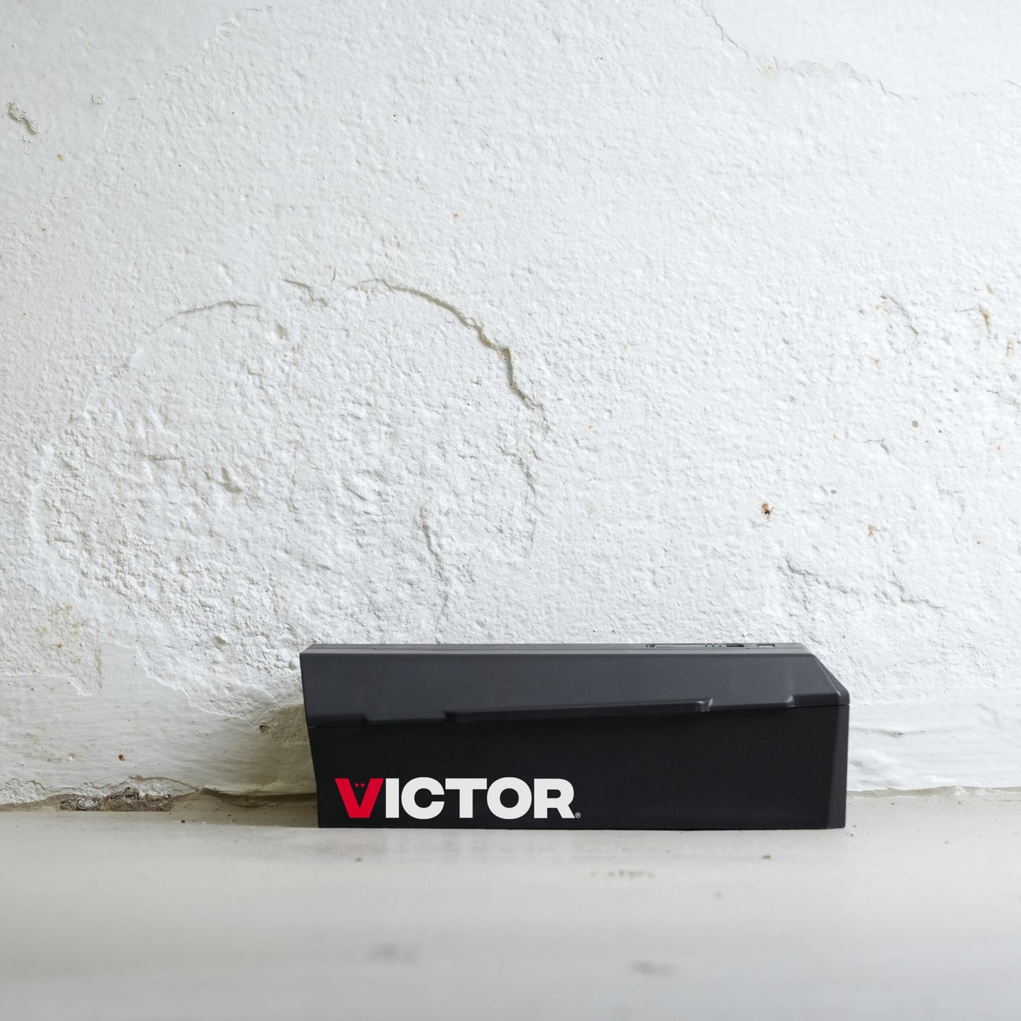 Victor Elektrisk musefælde V2 2025 sort rektangulær med hvidt og rødt Victor-logo.
