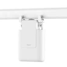 Aqara Gardinkontrol Zigbee 3.0 til U- og I-skinne, hvid, monteret på gardinstang.