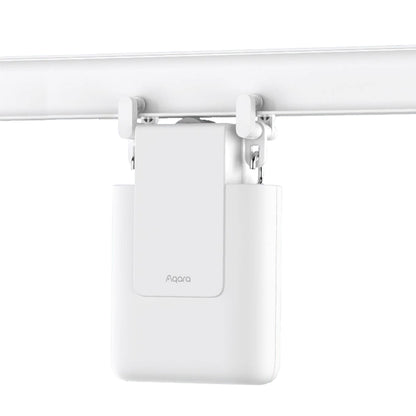 Aqara Gardinkontrol Zigbee 3.0 til U- og I-skinne, hvid, monteret på gardinstang.