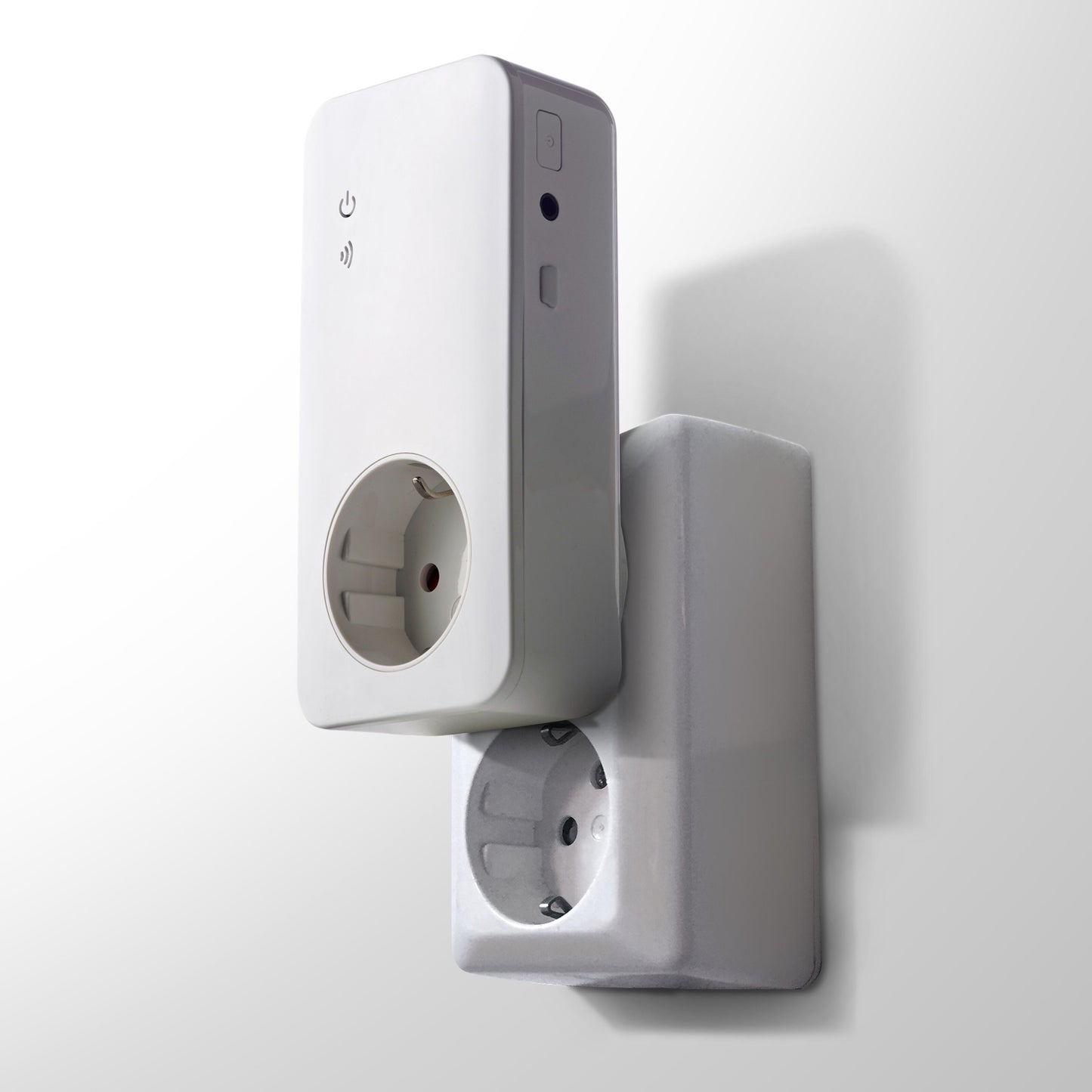 YOYOPower 4G EM4 hvid smart plug til EU-stik med tænd/sluk-knap, Wi-Fi ikon og gennemgangsstik på fronten.