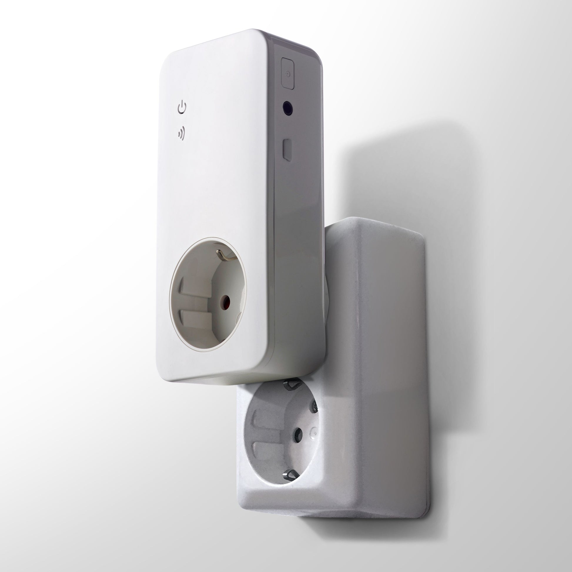 YOYOPower 4G EM4 hvid smart plug til EU-stik med tænd/sluk-knap, Wi-Fi ikon og gennemgangsstik på fronten.